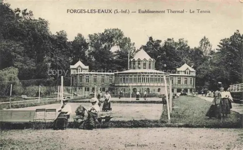 AK / Ansichtskarte Forges-les-Eaux Dieppe 76 Seine-Maritime Établissement-Thermal Le-Tennis Kurhaus Tennisplatz Baeume Kurgaeste Park