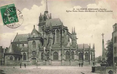AK / Ansichtskarte La Ferte-Bernard MAMERS 72 Sarthe Eglise-Notre-Dame-des-Marais Vieille-Fontaine Brunnen Gotik Platz Passanten