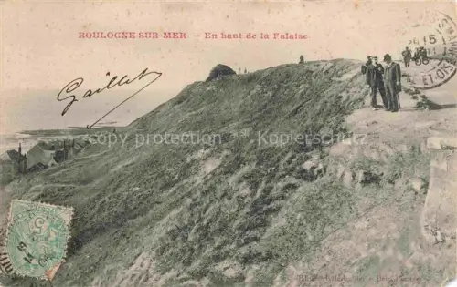 AK / Ansichtskarte BOULOGNE-SUR-MER 62 Pas-de-Calais Falaise Kliff Spaziergaenger Meer Kueste En-haut-de-la-Falaise Huegelkuppe Herren