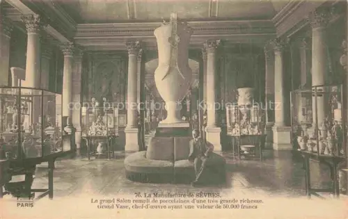 AK / Ansichtskarte Sevres Boulogne-Billancourt 92 Hauts-de-Seine Manufacture-de-Sèvres Porzellan Grand-Vase Ausstellungssaal Saeulen Vitrinen Innenraum Porzellansammlung