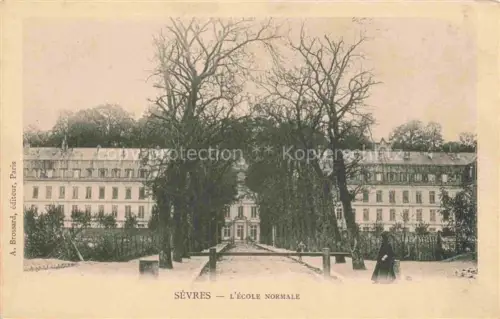 AK / Ansichtskarte Sevres Boulogne-Billancourt 92 Hauts-de-Seine Ecole-Normale Allee Baeume Schule Park Gebaeude Frau