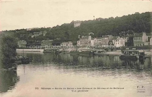 AK / Ansichtskarte Sevres Boulogne-Billancourt 92 Hauts-de-Seine Bords-de-Seine Coteaux-de-Sèvres Coteaux-de-Bellevue Seine Boote Haeuserzeile Huegel Fluss