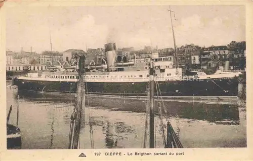AK / Ansichtskarte DIEPPE 76 Seine-Maritime Brighton Dampfschiff Faehre Hafen Port Schornstein Passagierschiff Hafengebaeude