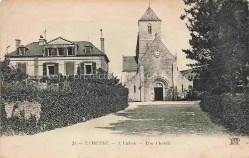 AK / Ansichtskarte ETRETAT LE HAVRE 76 Seine-Maritime Eglise Kirche Glockenturm Uhr Romanisches-Portal Wohnhaus Weg Hecke Baeume
