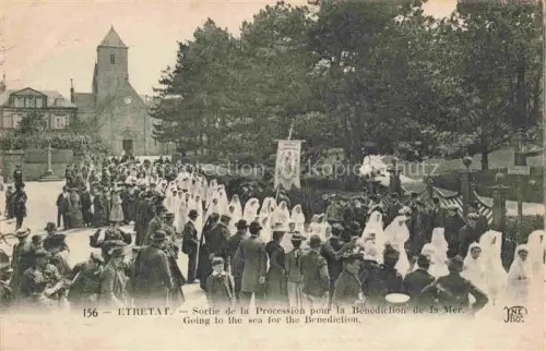 AK / Ansichtskarte ETRETAT LE HAVRE 76 Seine-Maritime Procession Bénédiction-de-la-Mer Kirchgang Frauen Gewaender Menschenmenge Banner Kirchturm Religioeses-Fest