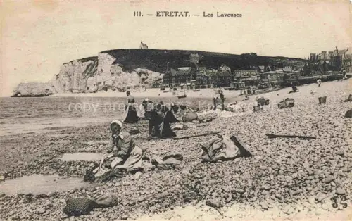 AK / Ansichtskarte ETRETAT LE HAVRE 76 Seine-Maritime Les-Laveuses Kiesstrand Kreidefelsen Waescherinnen Boote Klippe Ortschaft