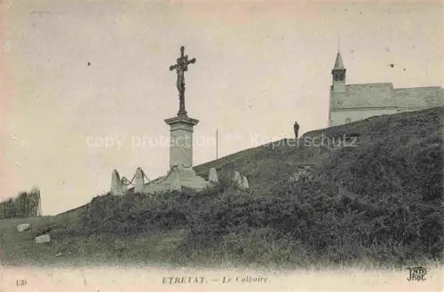 AK / Ansichtskarte ETRETAT LE HAVRE 76 Seine-Maritime Le-Calvaire Kreuzigungsgruppe Huegel Kirche Kirchturm Wiese Passant
