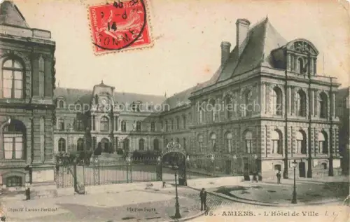 AK / Ansichtskarte AMIENS 80 Somme L Hôtel-de-Ville Rathaus Eisengitter Eingangstor Passant Laterne Gruenderzeitbau