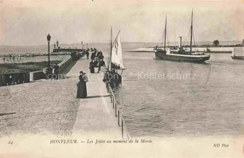 AK / Ansichtskarte HONFLEUR Lisieux 14 Calvados Les-Jetées-au-moment-de-la-Marée Hafenmole Spaziergaenger Segelboot Dampfschiff Hafen Flut