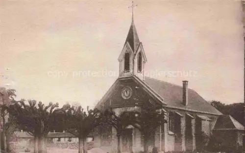 AK / Ansichtskarte Velizy-Villacoublay Versailles 78 Yvelines Eglise-Saint-Denis Kirchturm Kirchuhr Dorfkirche Baeume Kirchplatz Kreuz