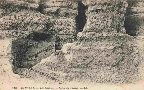 AK / Ansichtskarte ETRETAT LE HAVRE 76 Seine-Maritime Les-Falaises Sortie-du-Tunnel Kreidefelsen Klippen Tunnel Mann Treppe