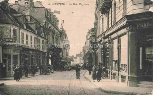 AK / Ansichtskarte BOURGES 18 Cher Rue-Moyenne Strassenszene Apotheke Geschaefte Passanten Strassenbahnschienen Haeuser
