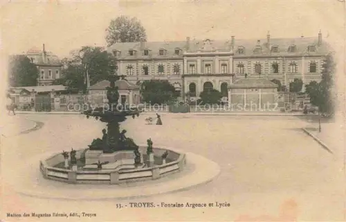 AK / Ansichtskarte TROYES 10 Aube Fontaine-Argence Lycée Brunnen Platz Passantin Baeume