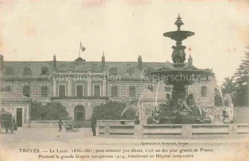 AK / Ansichtskarte TROYES 10 Aube Lycée Zierbrunnen Schulgebaeude Franzosenflagge Eisenzaun Pferdewagen Passanten