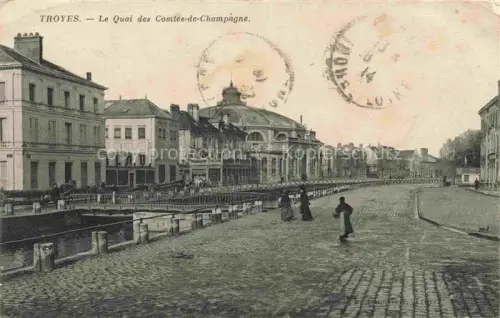 AK / Ansichtskarte TROYES 10 Aube Quai-des-Comtes-de-Champagne Kanal Marktgebaeude Kopfsteinpflaster Passanten Brueckengelaender Haeuserzeile