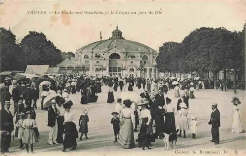 AK / Ansichtskarte TROYES 10 Aube Boulevard-Gambetta Cirque Festmenge Baeume Passanten Sonnenschirme Festtag