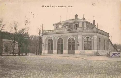 AK / Ansichtskarte Sevres Boulogne-Billancourt 92 Hauts-de-Seine Gare-du-Pont Bahnhof Kopfsteinpflaster Baeume Uhr Arkaden Chemin-de-fer Rue-Etienne-Marcel