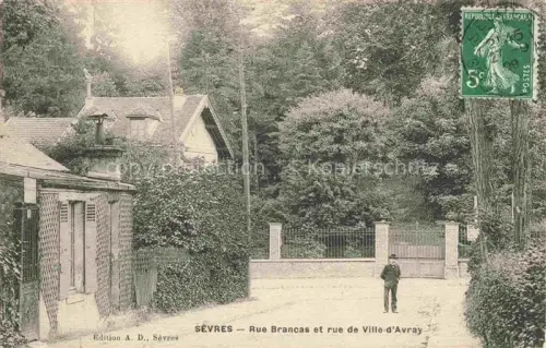 AK / Ansichtskarte Sevres Boulogne-Billancourt 92 Hauts-de-Seine Rue-Brancas Rue-de-Ville-d Avray Passant Gitter Baeume Villa Eingangstor La-Marcolière