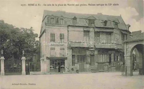 AK / Ansichtskarte Vitre  RENNES 35 Ille-et-Vilaine Place-du-Marché-aux-grains Maison-antique Fachwerkhaus Mittelalter Torbogen Geschaefte Baeume Pflasterplatz