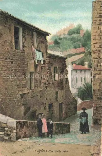 AK / Ansichtskarte HYERES-les-Palmiers HYERES-les-Salins 83 Var Vieille-Rue Gasse Steinhaus Kinder Frau Waesche Palmbaum Altstadt Huegel