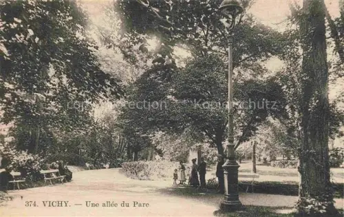 AK / Ansichtskarte VICHY 03 Allier Allée-du-Parc Parkweg Laterne Baeume Spaziergaenger Bank Kurpark