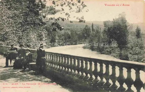 AK / Ansichtskarte Alet-les-Bains Limoux 11 Aude Terrasse-de-l Etablissement Vallée-de-l Aude Balustrade Kurgaeste Sitzende Park Baeume Huegel