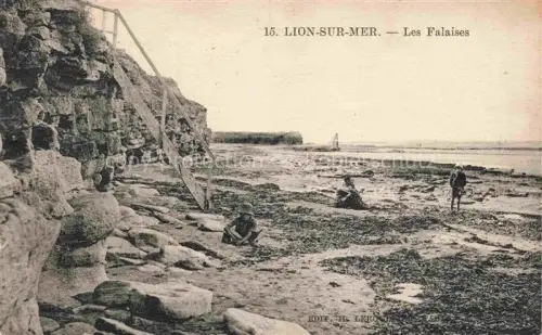 AK / Ansichtskarte Lion-sur-Mer CAEN 14 Calvados Falaises Klippen Strand Ebbe Kinder Treppen Felsen Meer