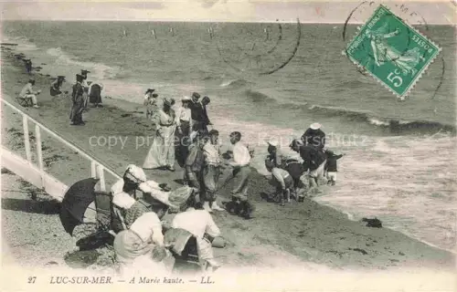 AK / Ansichtskarte LUC-SUR-MER CAEN 14 Calvados Strand Flut Frauen Kinder Trachten Promenade Gelaender Wellen Strandleben