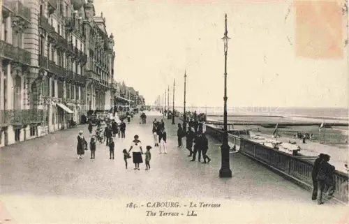 AK / Ansichtskarte CABOURG 14 Calvados Terrasse Promenade Hotels Passanten Laternen Meer Strandpromenade KODAK