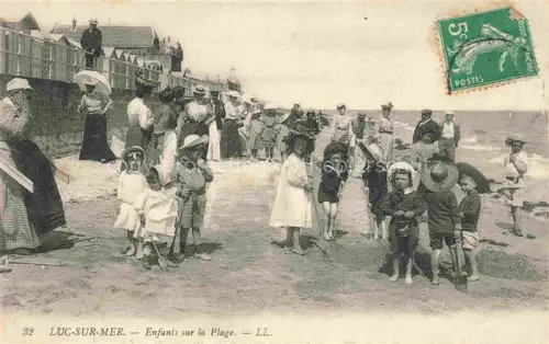 AK / Ansichtskarte LUC-SUR-MER CAEN 14 Calvados Strand Kinder Trachten Badehaeuschen Schaufeln Frauen Meer Strandleben