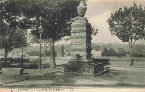 AK / Ansichtskarte VIENNE  Vienne-sur-le-Rhone 38 Isere Fontaine-du-Jeu-de-Paume Brunnen Park Baeume Stadtpanorama Laterne Steinbrunnen