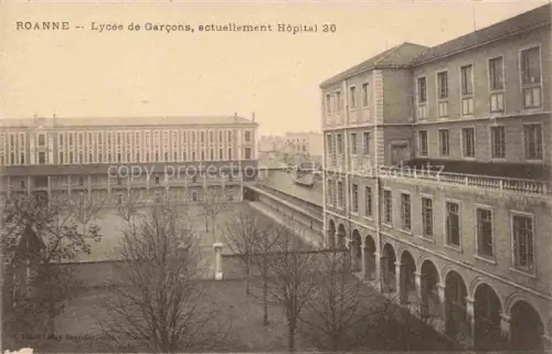 AK / Ansichtskarte ROANNE 42 Loire Lycée-de-Garçons Hôpital-26 Innenhof Arkaden Schule Kriegslazarett Baeume