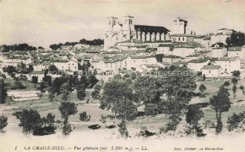 AK / Ansichtskarte La Chaise-Dieu BRIOUDE 43 Haute-Loire Abbaye Abteikirche Daecher Haeuser Altstadt Hochlage Baeume Wiesen rue-Emile-Barrier