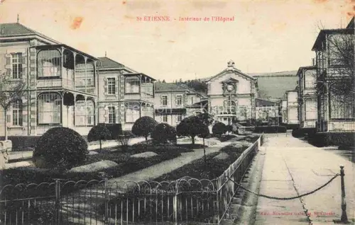AK / Ansichtskarte SAINT-ETIENNE  ST-ETIENNE 42 Loire Intérieur-de-l Hôpital Krankenhaus Garten Pavillon Uhr Gartenanlage Hecken Balustraden