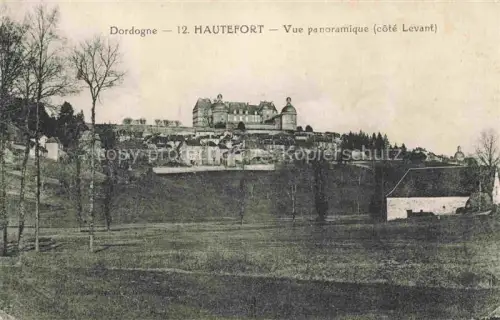 AK / Ansichtskarte Hautefort Perigueux 24 Dordogne Chateau Huegel Stadtansicht Baeume Felder