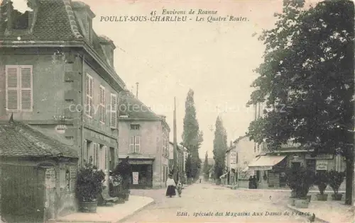 AK / Ansichtskarte Pouilly-sous-Charlieu Pouilly-sur-Charlieu ROANNE 42 Loire Les-Quatre-Routes Strassenszene Kreuzung Haeuser Geschaefte Passanten Baeume Pappeln