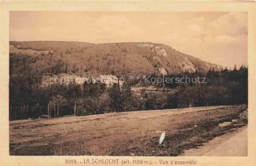 AK / Ansichtskarte La Schlucht 1150m Gerardmer 88 Vosges Vue-d ensemble Bergpass Wald Tannen Hotel Felsen Wiese Strasse Vogesenpass
