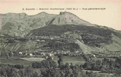 AK / Ansichtskarte Allos Castellane 04 Alpes-de-Haute-Provence Bergtal Gebirge Wald Dorf Alpenlandschaft Wiesen Felsen Bergdorf