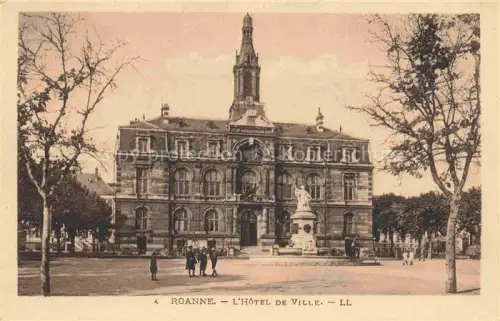 AK / Ansichtskarte ROANNE 42 Loire Hôtel-de-Ville Rathaus Glockenturm Denkmal Statue Platz Baeume Passanten