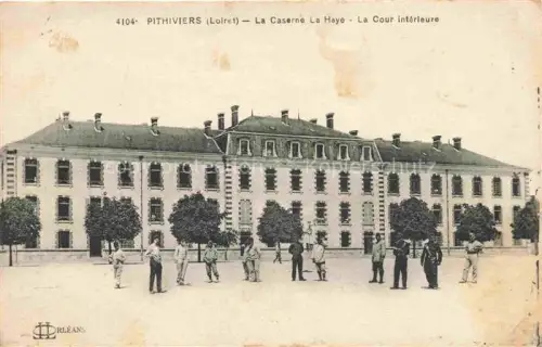 AK / Ansichtskarte Pithiviers-en-Gatinais 45 Loiret Caserne-La-Haye Kaserne Innenhof Soldaten Militaer Drillplatz