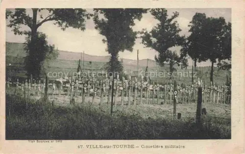 AK / Ansichtskarte Ville-sur-Tourbe Sainte-Menehould 51 Marne Cimetière-militaire Soldatenfriedhof Holzkreuze Kraenze Erster-Weltkrieg Baeume