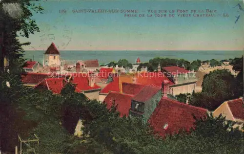 AK / Ansichtskarte Saint-Valery-sur-Somme Pont-de-la-Baie Tour-du-Vieux-Chateau Rote-Daecher Bucht Kirche Stadtpanorama Baeume