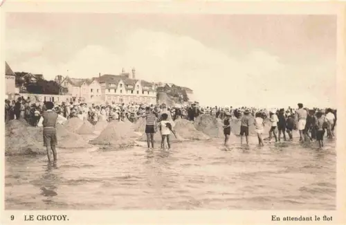 AK / Ansichtskarte Crotoy Le 80 Somme Strand Meer Badende Kinder Sandhaufen Menschenmenge Hotel Flut