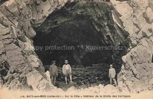 AK / Ansichtskarte Batz-sur-Mer Saint-Nazaire 44 Loire-Atlantique Grotte-des-Korrigans Hoehle Felsen Maenner Kueste Meereshoehle Sur-la-Côte