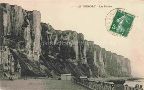 AK / Ansichtskarte LE TREPORT Dieppe 76 Seine-Maritime Falaises Kreideklippen Strand Promenade Strandkabine Hotelgebaeude Kueste Meer