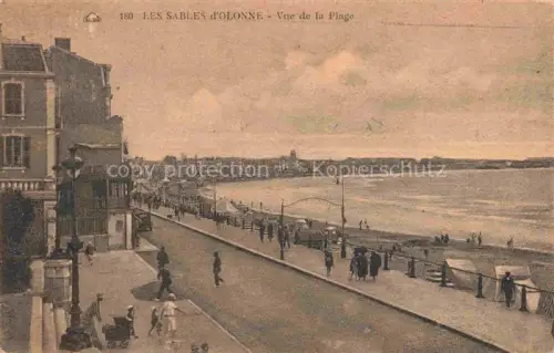 AK / Ansichtskarte Les Sables-d Olonne 85 Strand Promenade Meer Passanten Strandkabinen Hotels Duenen Brandung