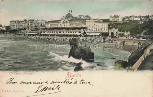 AK / Ansichtskarte BIARRITZ 64 Pyrenees Atlantiques Casino-Municipal Strand Felsen Brandung Badegaeste Meer Handkoloriert Fahne