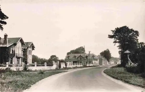 AK / Ansichtskarte Dury AMIENS 80 Somme Route-Nationale Strasse Buergerhaus Baeume Ortschaft Telegrafenmast Landstrasse