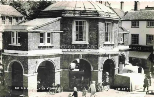 AK / Ansichtskarte High Wycombe Buckinghamshire UK Old-Market Marktgebaeude Ziegel Boegen Passanten Fahrraeder Stadtplatz London-Schild