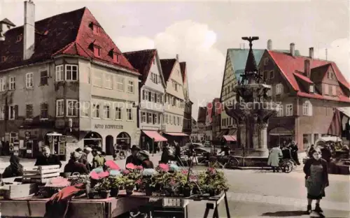 AK / Ansichtskarte Noerdlingen Bayern Marktplatz Kriegerbrunnen Fachwerkhaeuser Blumenmarkt Brunnen Passanten Fahrraeder Schild